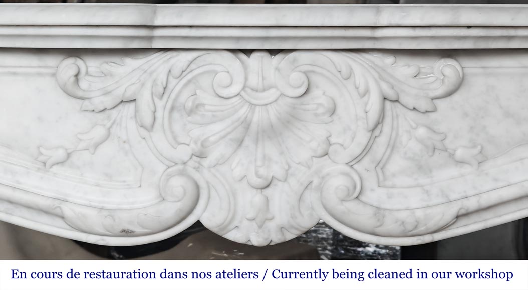 Cheminée de style Louis XV à coquille, en marbre de Carrare-1